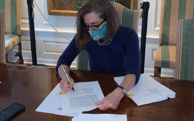 With Omicron Surging, Governor Kate Brown Extends State Of Emergency