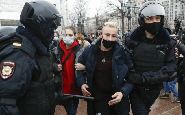 Russian Police Arrest Over 3000 In Protest Demanding Release Of Opposition Leader
