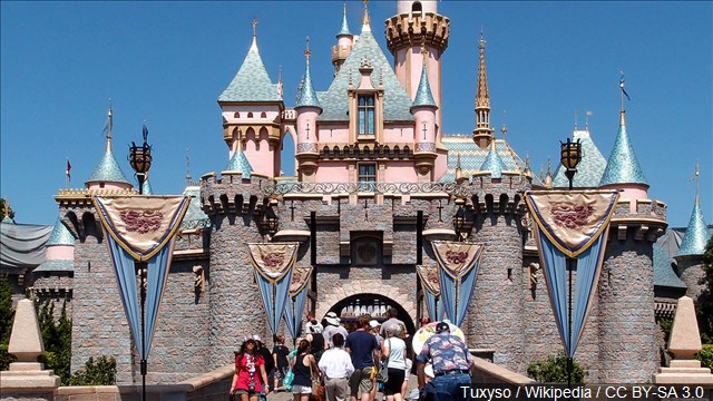 Animatronic Dragon Bursts Into Flames During Disneyland Show