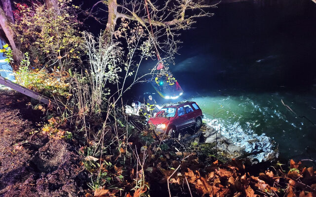 Driver Rescued After Crashing Into Clackamas River